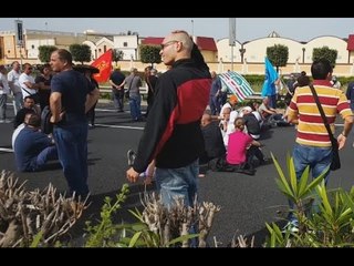 Caserta - Indesit, gli operai bloccano l'autostrada Napoli-Roma (06.05.15)
