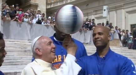 Le pape François s'essaie au Basket