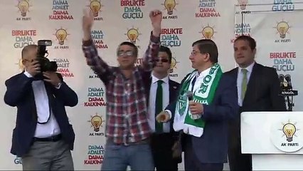 Başbakan genç seçmeniyle işaret dilinde konuştu