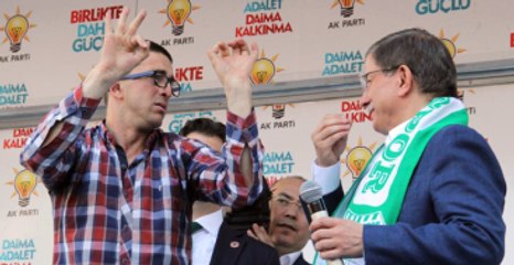 Başbakan Davutoğlu, Bingöl'de Sağır Dilsiz Gençle İşaret Diliyle Konuştu