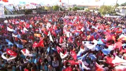 Başbakan Davutoğlu, Mitingde İşaret Diliyle Vatandaşı Selamladı