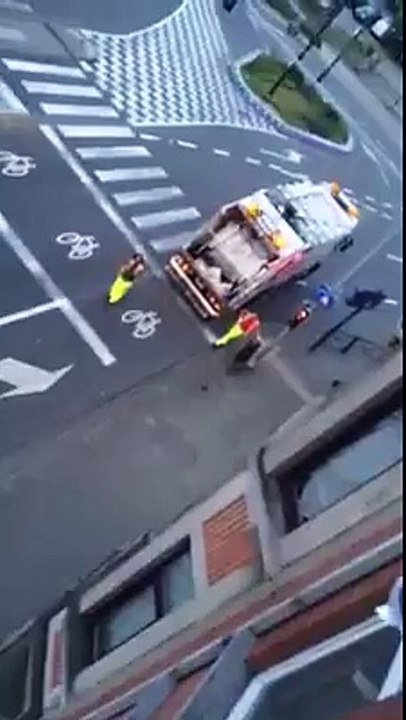 Quand Deux Jeunes Filles Belges Jettent leur Poubelle aux Eboueurs directement depuis leur Fenêtre