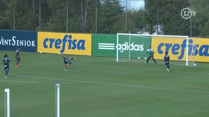 Gabriel Jesus acerta belo voleio e para em defesa de Prass