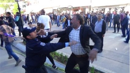 HDP Mitinginde Gerginlik! Polisler Yumrukların Arasında Kaldı