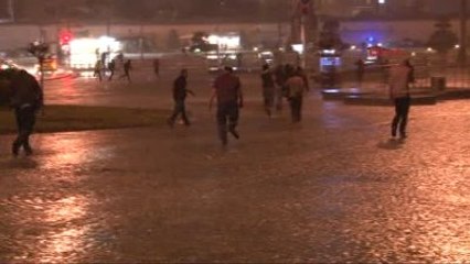 Taksim'den Sağanak Manzaraları...