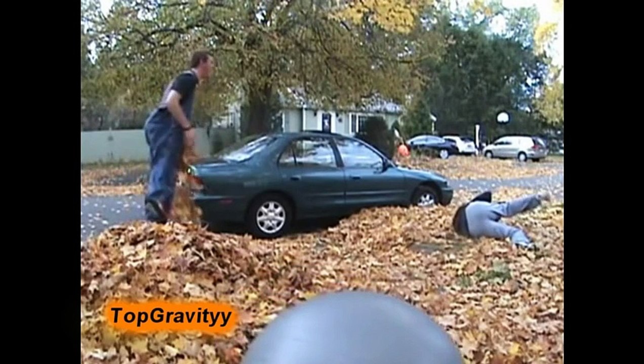 Lacrimi versus hohote de râs! I-a tăiat sutienul în timp ce ațipise pe plajă! Reacția ei, atunci când s-a văzut dezbrăcată, e DEMENȚIALĂ