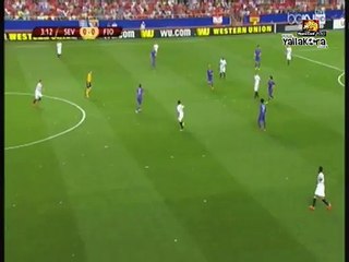 سقوط صلاح  بعد تدخل لاعب اشبيليه