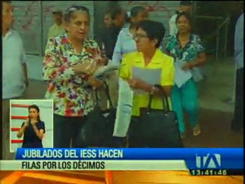 Jubilados hacen fila para entregar formularios para décimos