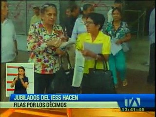 Jubilados hacen fila para entregar formularios para décimos