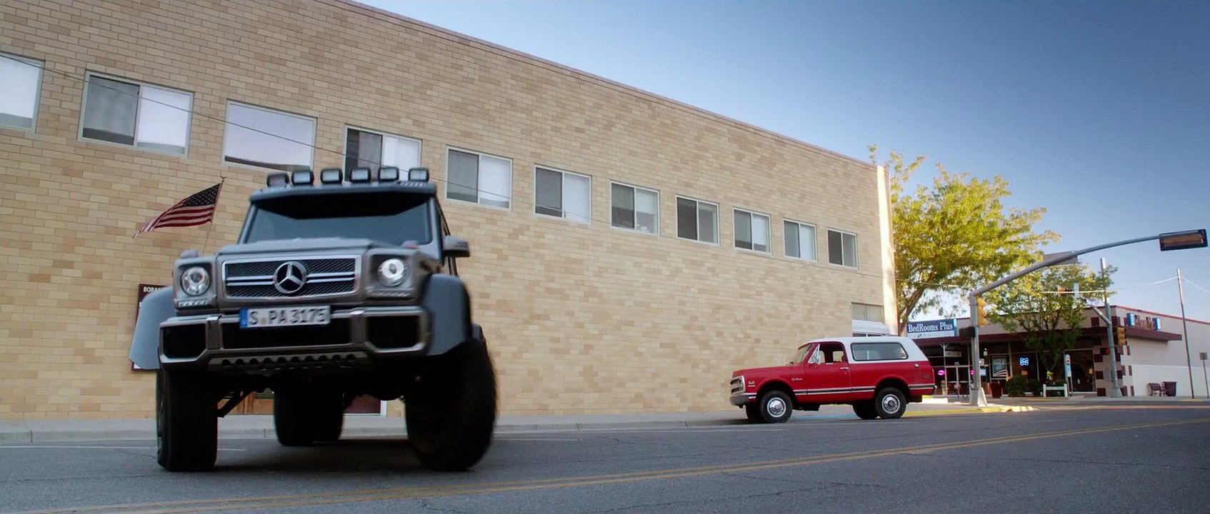 Hors de portée de Jean-Baptiste Leonetti avec Michael Douglas & Jeremy Irvine – bande-annonce VF