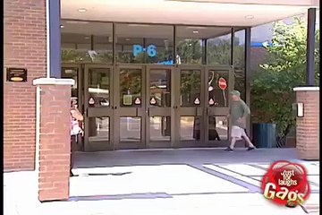 Cuidado con la puerta eléctrica jajajaja buena broma