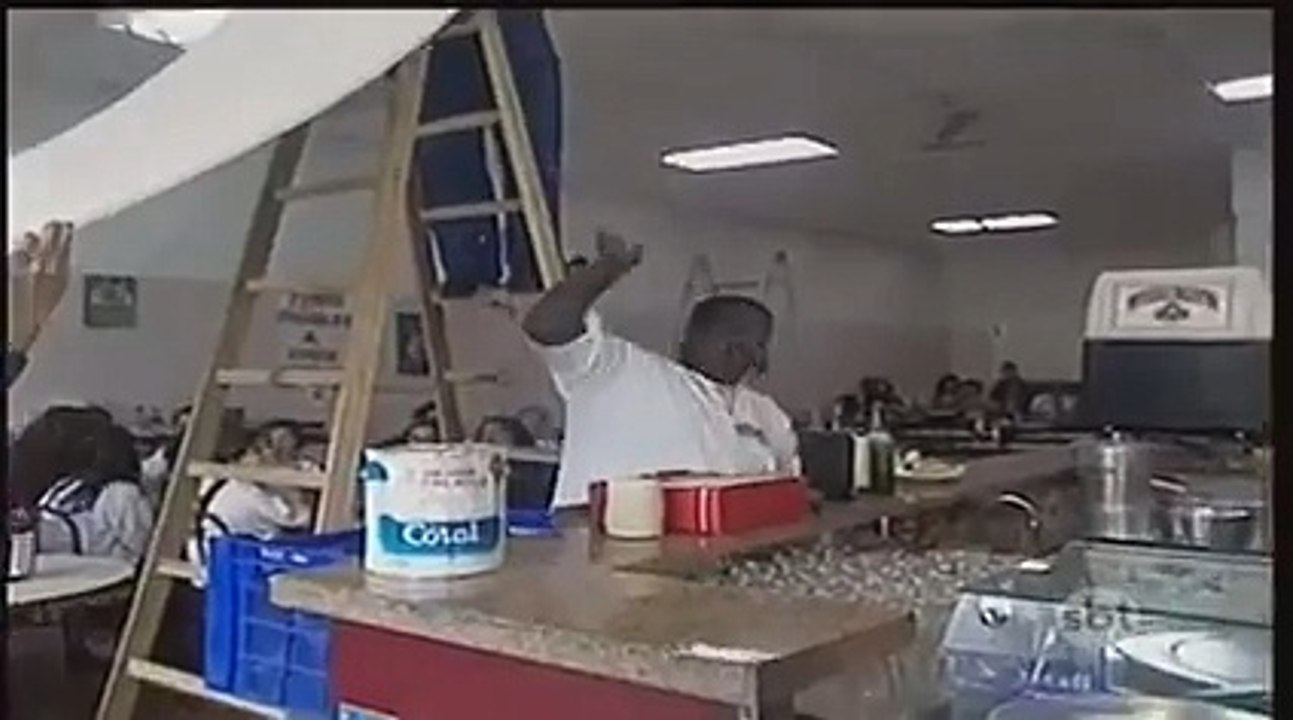 De verdad que la gente es muy paciente jajaja que estés comiendo y te empiecen a hacer esto encima terrible