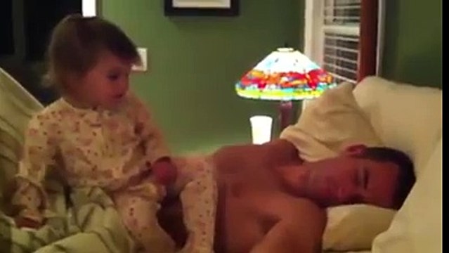 El juego de padre e hija los Domingos jajaja que bonito!