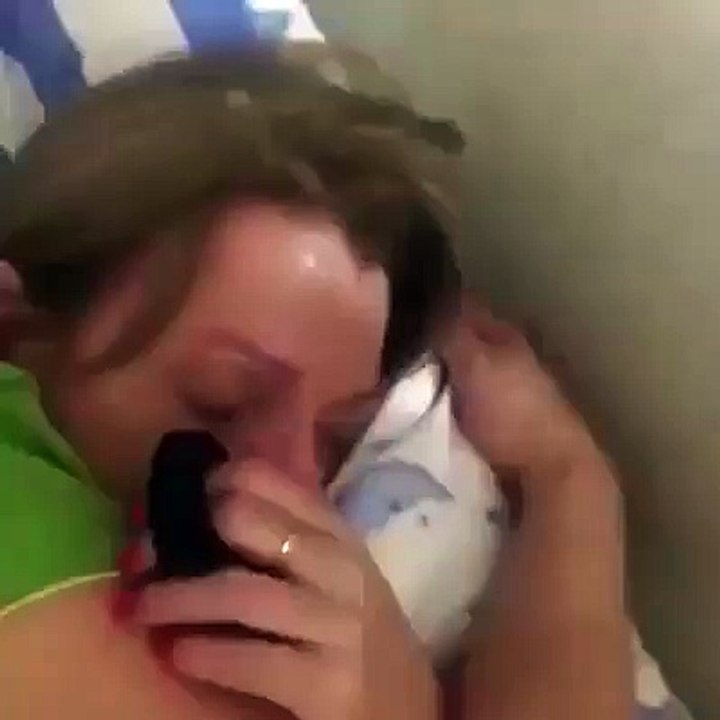 El se entretiene mientras ella ronca!