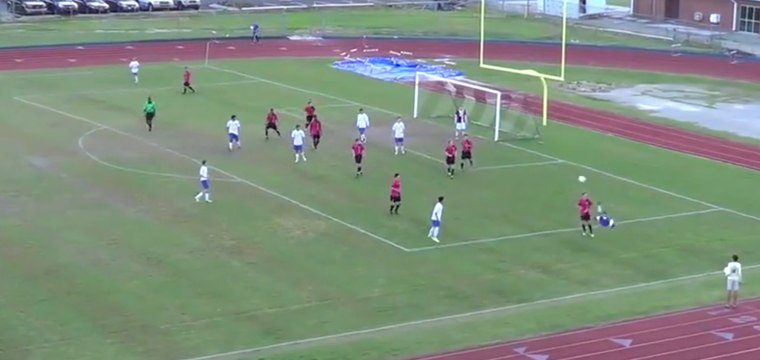 Football : enchaînement de deux retournés acrobatiques