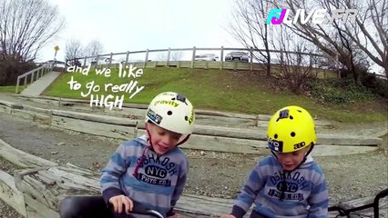 Deux jumeaux de 5 ans s'éclatent avec leur vélos !
