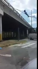 El si que llevo el entretenimiento de los semáforos a otro nivel. El Spiderman de Panama!