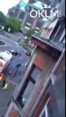Deux jeunes femmes irrespectueuses jetent leurs poubelles de leur fenêtre