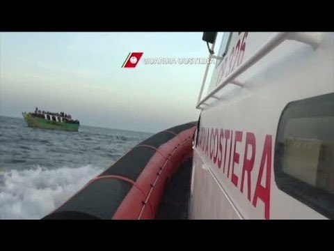 Un centenar de inmigrantes rescatados en aguas italianas cuando navegaban a la deriva