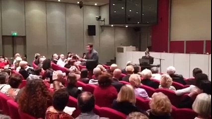 Flavio Insinna legge il testo della poesia di René Philombe "Aprimi fratello"