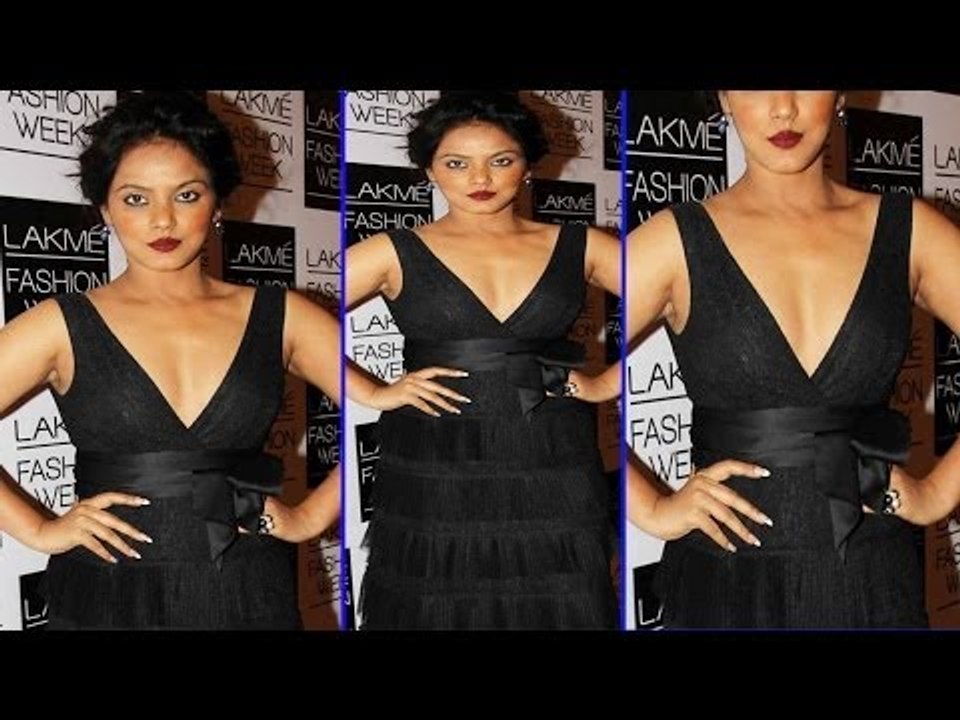 Hot Neetu Chandra Deep Naked Cleavage Captured On Camera