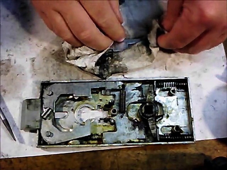 Glastürschoss Reparatur  eine Zuhaltung nachgebaut.