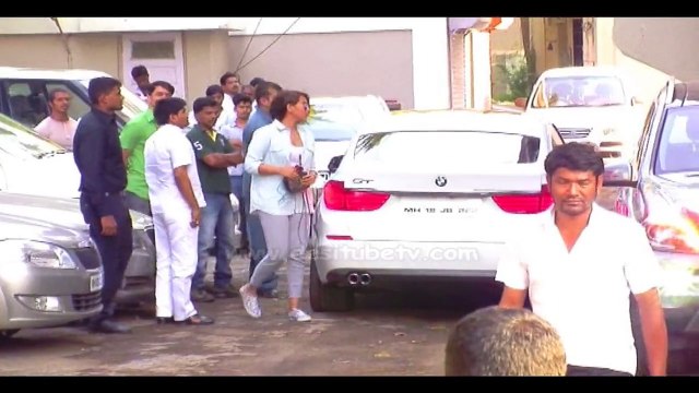 Top Bollywood Celebs Visit Salman Khan's House, Watch Video!