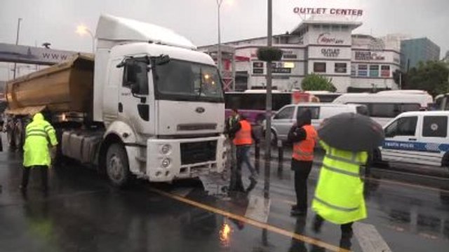 Bahçelievler'de Tır Metrobüs Yoluna Girdi