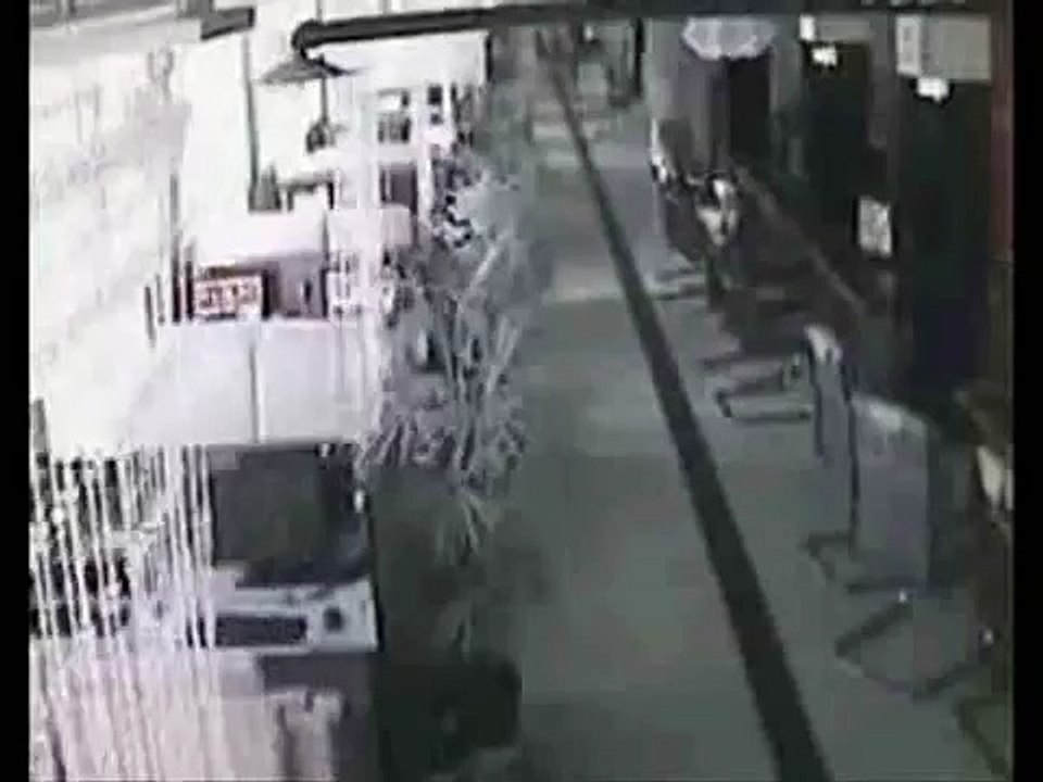LIVE footage from netbar security cam in Sichuan earthquake!