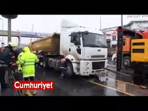 Kamyon metrobüs yoluna girdi