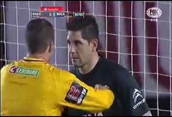 Boca Juniors vs River Plate: Carlos Sánchez rompe el empate (VIDEO)