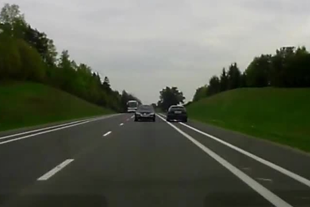 Il évite un face à face en voiture grâce à un réflexe qui lui sauve la vie