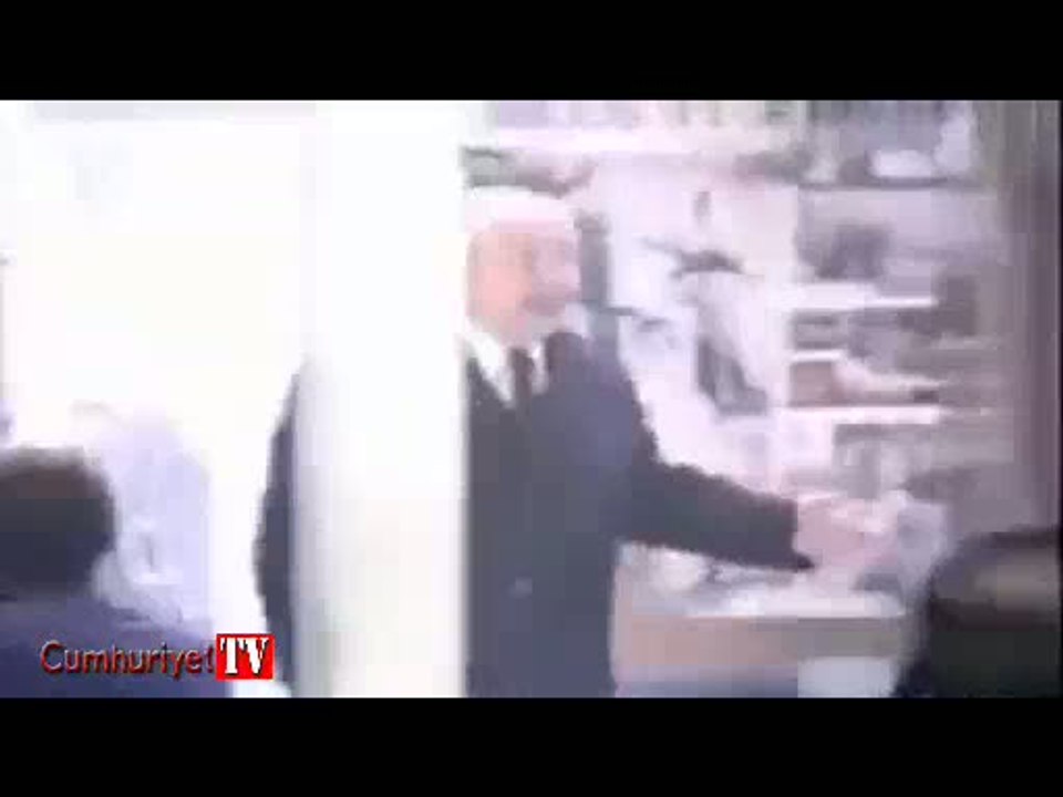 Zeki Alasya ve Metin Akpınar'ın "Kedidir kedi"...