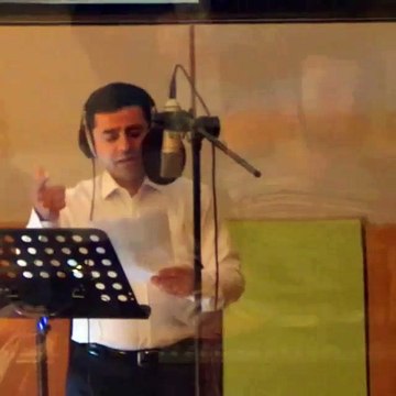 Demirtaş bu sefer türkü söyledi