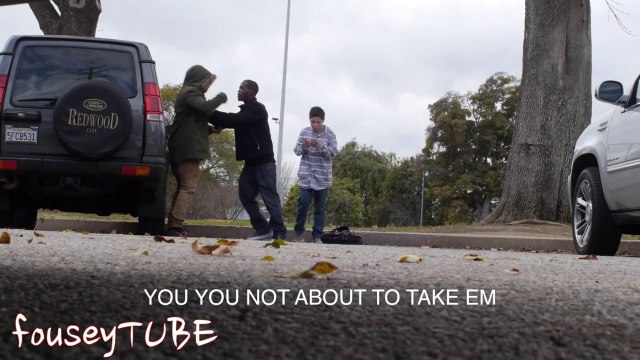 Il fait semblant d’enlever un enfant pour voir la réaction des gens