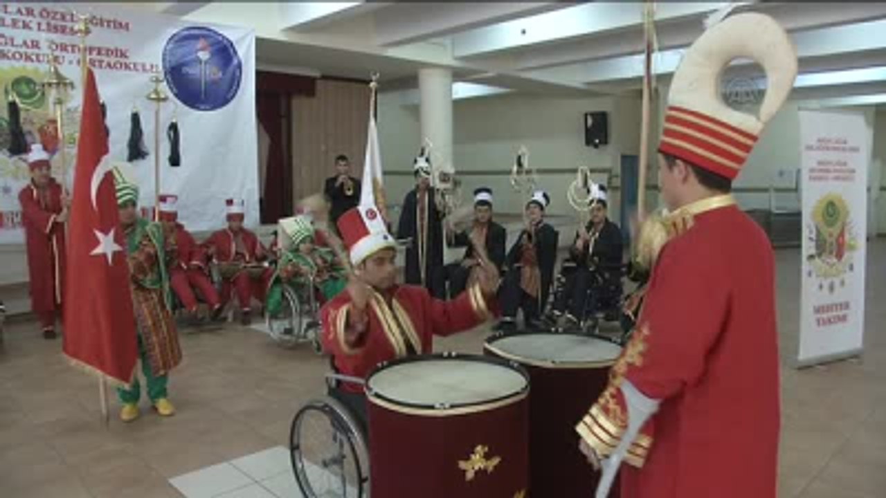 Engellerini Mehter Takımı ile Aşıyorlar
