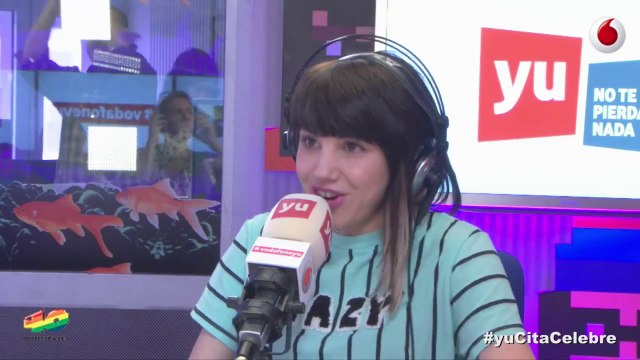 Angy en yu No te pierdas nada #WhisperChallenge, con auriculares y la música a todo trapo debe adivinar las frases que le susurran sus compañeros