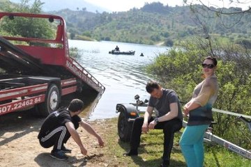 Baraj Gölüne Uçan Otomobildeki 3 Rus Son Anda Canlarını Kurtardı