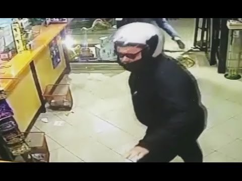 Napoli - Tentano di rapinare negozio ma restano in trappola, arrestati (08.05.15)