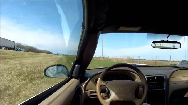 S'évanouir au volant et rouler dans les champs ! Ford Mustang