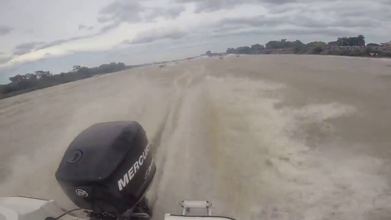 Plane come within feet of destroying a speedboat