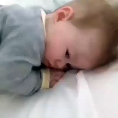 Sabah Jimnastiği Yapan Bebek