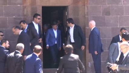 Davutoğlu, Cuma Namazını Şemsiye Mescidi'nde Kıldı