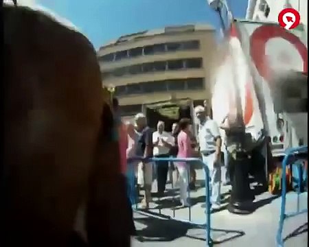 فى مصارعة ثيران الشوارع ثور ينتقم من حصان بوحشية