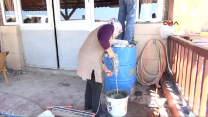 Zonguldak 'Neriman Usta' Fayans Döşüyor, Sıva ve Badana Yapıyor