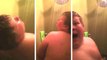 Un père découvre pourquoi son fils prend des douches extra longues
