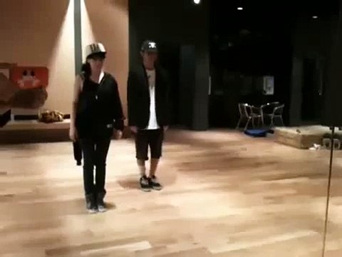 [ME2DAY] 12.04.2010 Park Bom dancing to TaeYangs _Look At Me_ - Copy