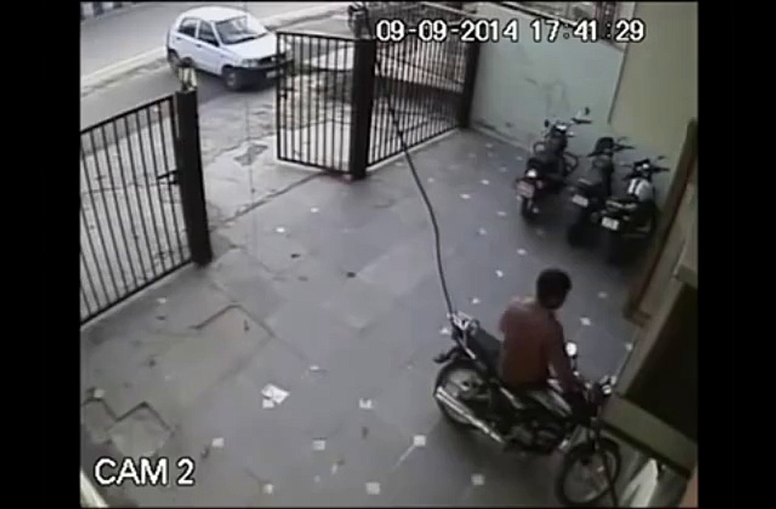 Quick Action - He Takes Just 60 Seconds And Gone -