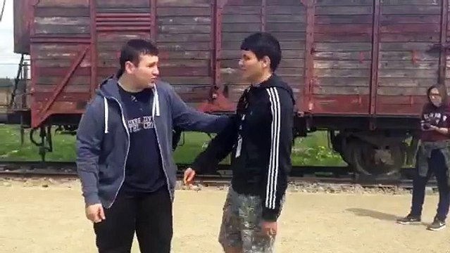 Les jeunes de l'Institut des Filles de Marie jouent une pièce de théâtre à Birkenau
