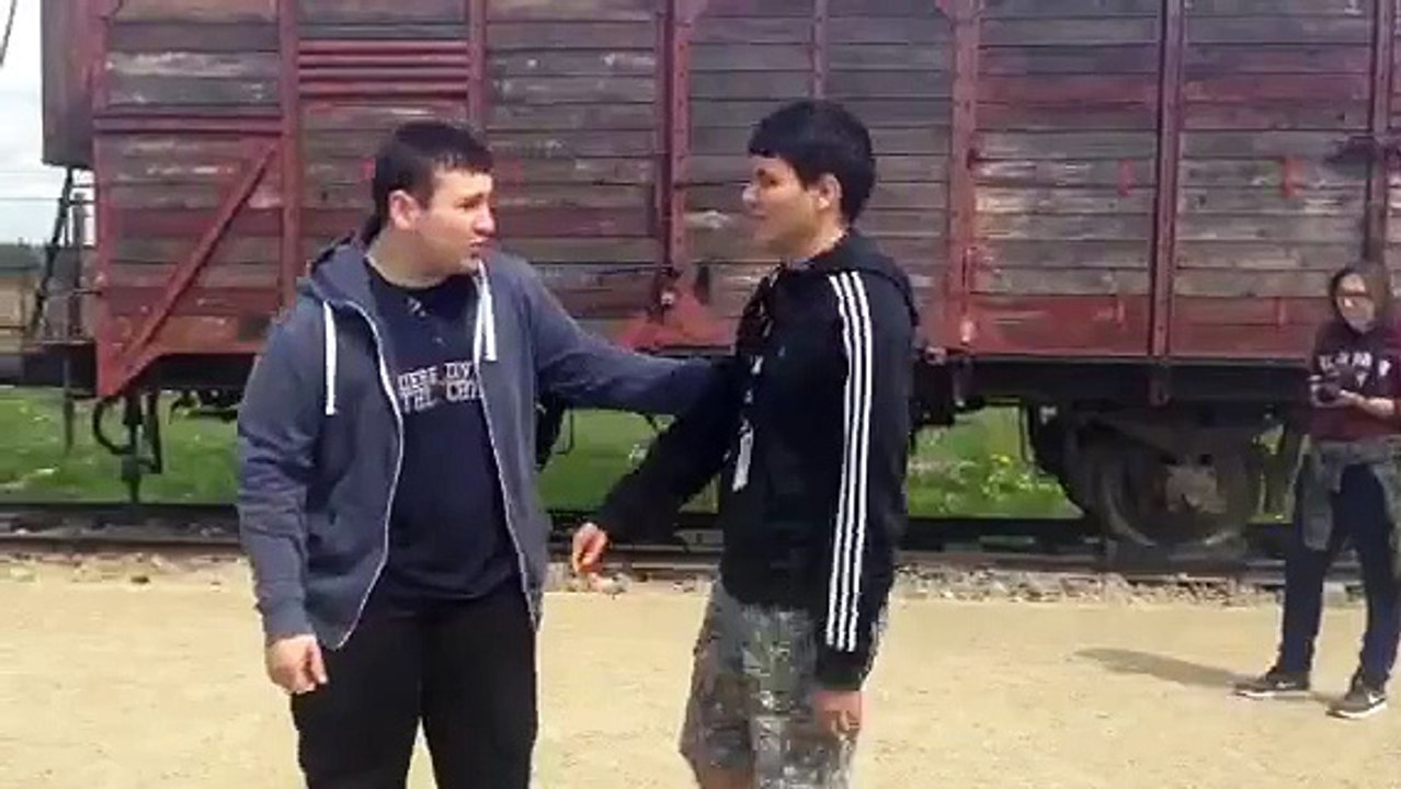 Les jeunes de l'Institut des Filles de Marie jouent une pièce de théâtre à Birkenau